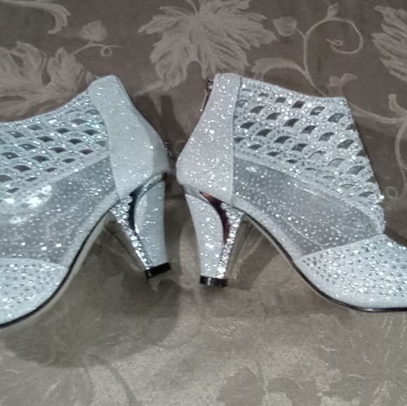 WOMEN'S SHOES - Picture 4 of 7